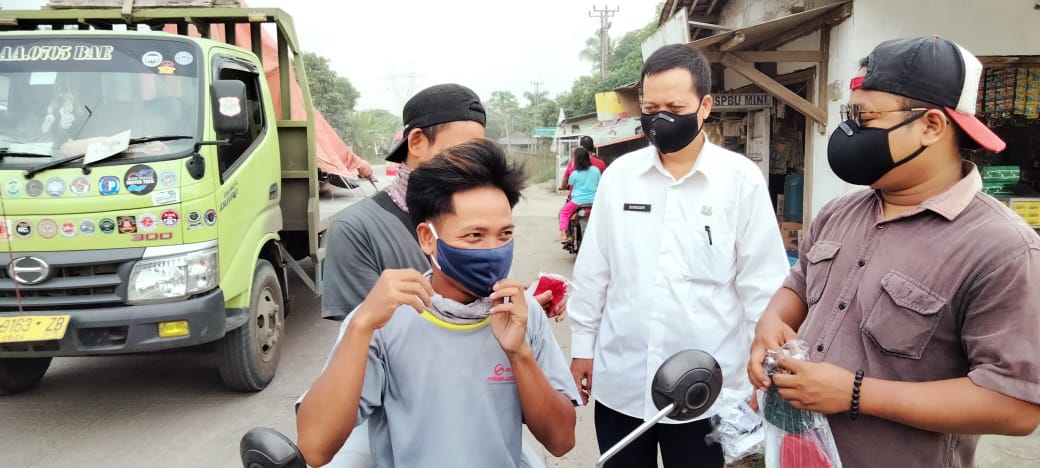 Pemerintah Desa Cemplang Terus Berusaha Memutus Penyebaran Covid -19, Turun Kejalan Bagikan Masker Ke Masyarak