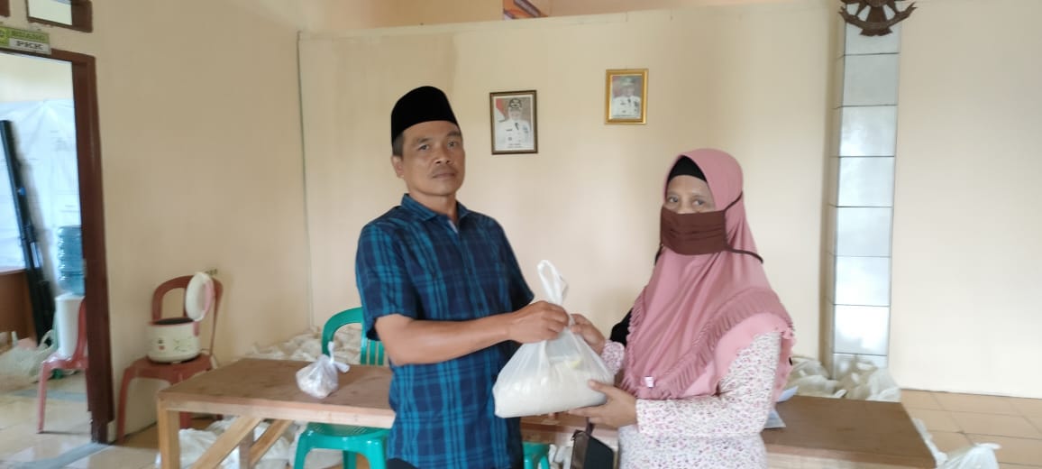 Kepala Desa Sukaharja Bagikan 300 Paket Munggahan Kepada Janda dan Jompo Dengan Anggaran Kantong Sendiri