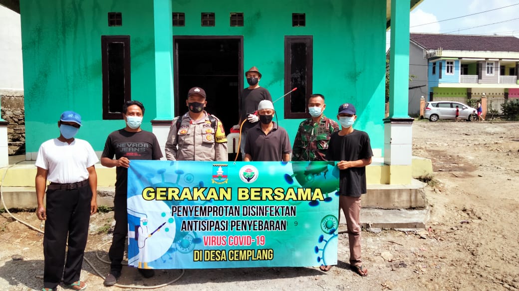 Bhabinkamtibmas Dan Babinsa desa Cemplang Dampingi Penyemprotan Disinfektan Yang di Gagas Oleh Pemdes Desa Cem