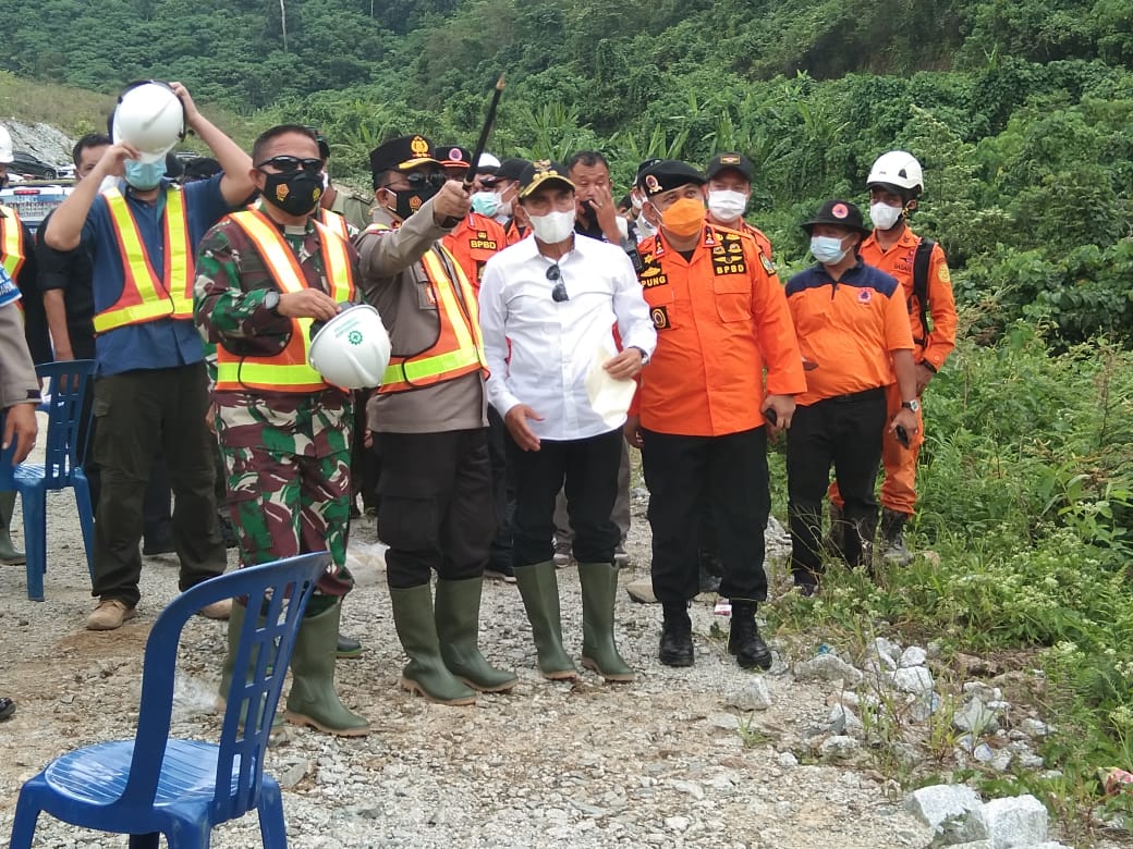 Kapoldasu, Gubsu dan Pangdam I/BB Tinjau Lokasi Longsor di Tapanuli Selatan