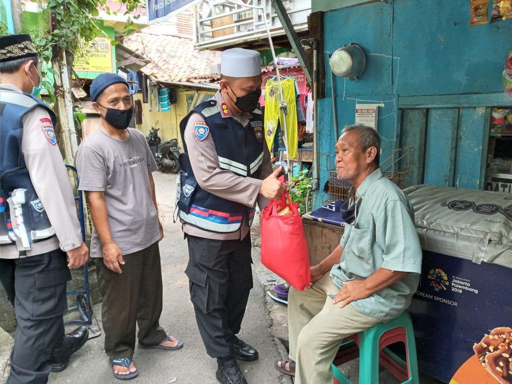 Wadirbinmas PMJ Silaturahmi dan Berikan Bantuan Sosial di Slum Area Cipulir