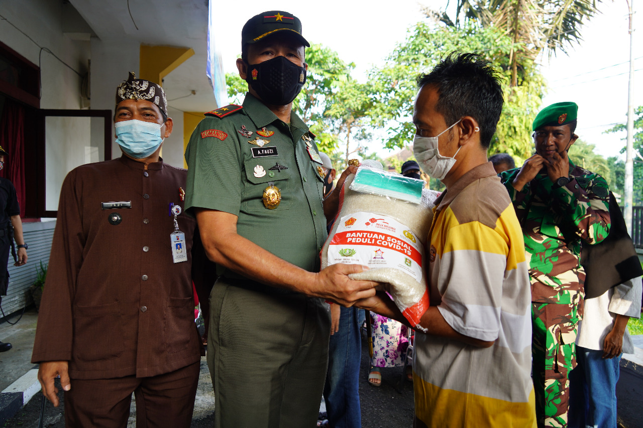 Bersama Yayasan Budha Tsu Zhi, Danrem 061/SK Bagikan Beras Untuk Ratusan Warga Bogor Tengah