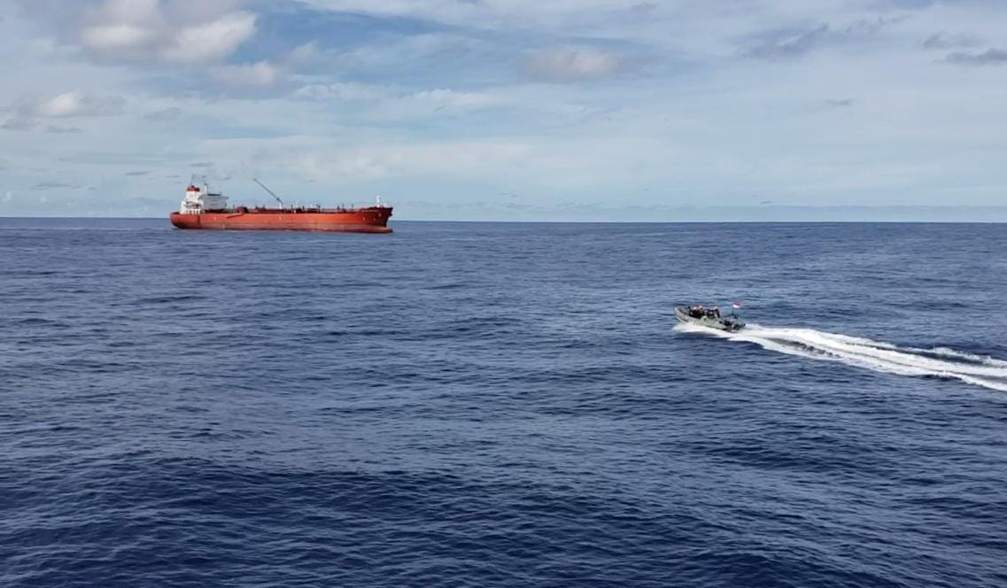 Seorang ABK Kebangsaan Asing Jatuh Ke Laut Natuna Utara Berhasil Diselamatkan KRI Jhon Lie-358