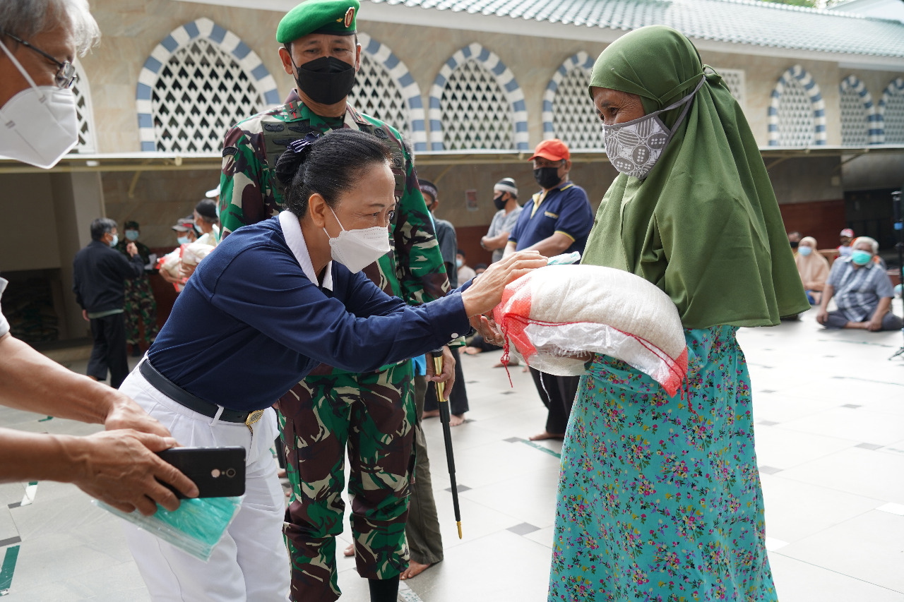 Jelang Idul Fitri 1442 H, Danrem 061/SK Berikan Bantuan Sembako Kepada Warga Cijeruk Bogor