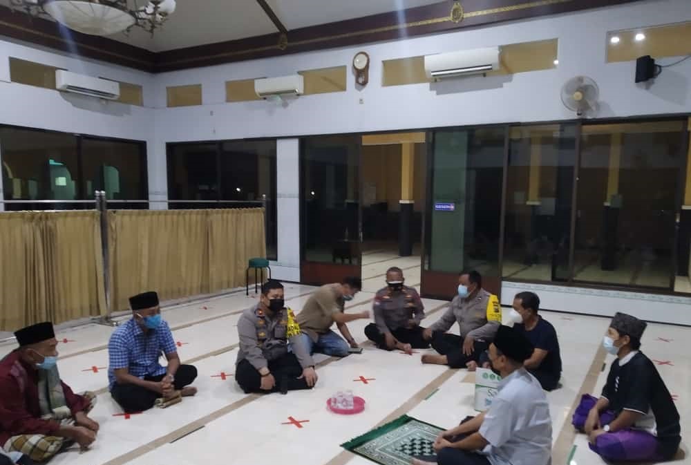 Taat Prokes, Kapolsek Gubeng Berikan Reward ke Takmir Masjid