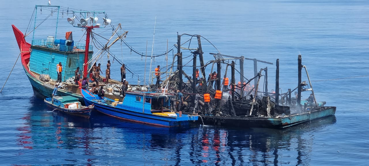 Alami kebakaran hebat, TNI AL Selamatkan 27 ABK KM. Sinar Mas