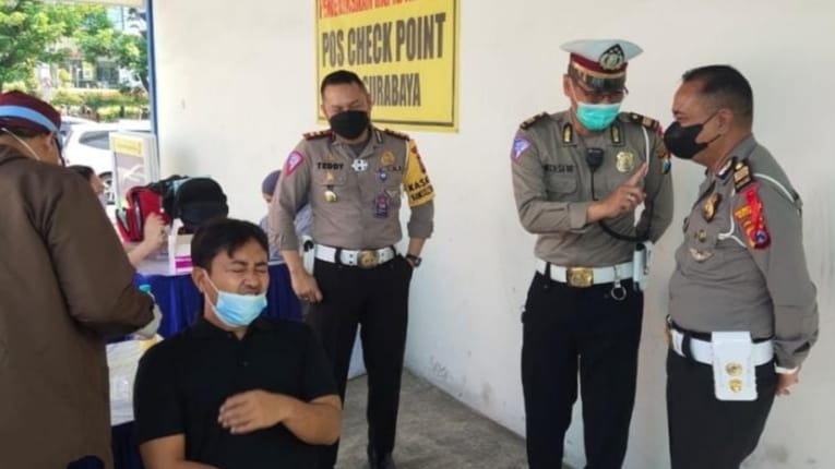 Lewati Bundaran Cito Waru, Bersiap Dirapid Antigen oleh Petugas