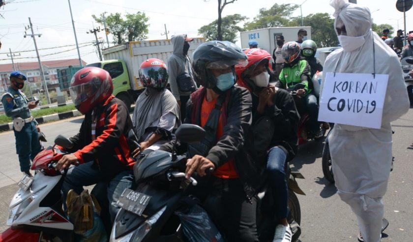 Sosok Pocong Kagetkan Pengendara di Akses Masuk Jembatan Suramadu