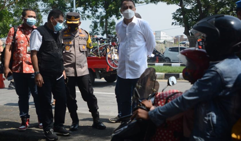 Pasca Larangan Mudik, Walikota Kota Surabaya Ery Cahyadi Pantau Langsung Penyekatan di Suramadu