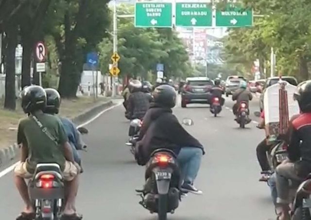 Polisi Buru Aksi Akrobatik Pengendara Motor di Jl Ir Soekarno (MERR)