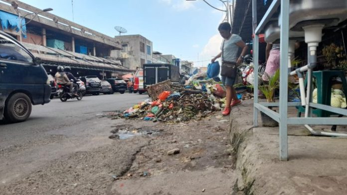 Sampah Pedagang Pasar Horas Kembali Menumpuk, Kotor dan Bau