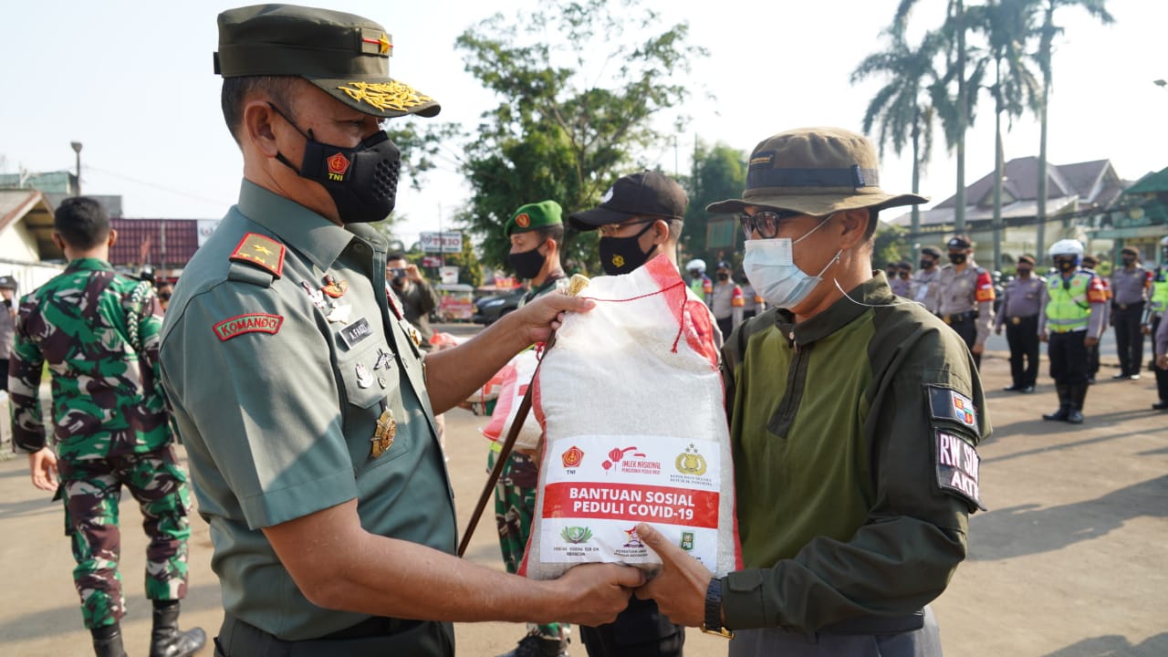 Danrem 061/SK Berikan Bantuan Kepada Warga Yang Sedang Menjalani Isolasi Mandiri