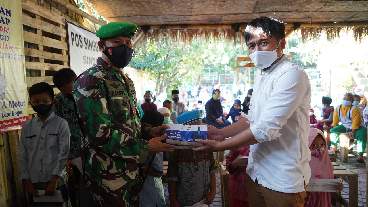 Jum’at Berkah, Danrem 061/SK Berikan Motivasi Kepada Para Anak Yatim di Kelurahan Sindangsari Bogor