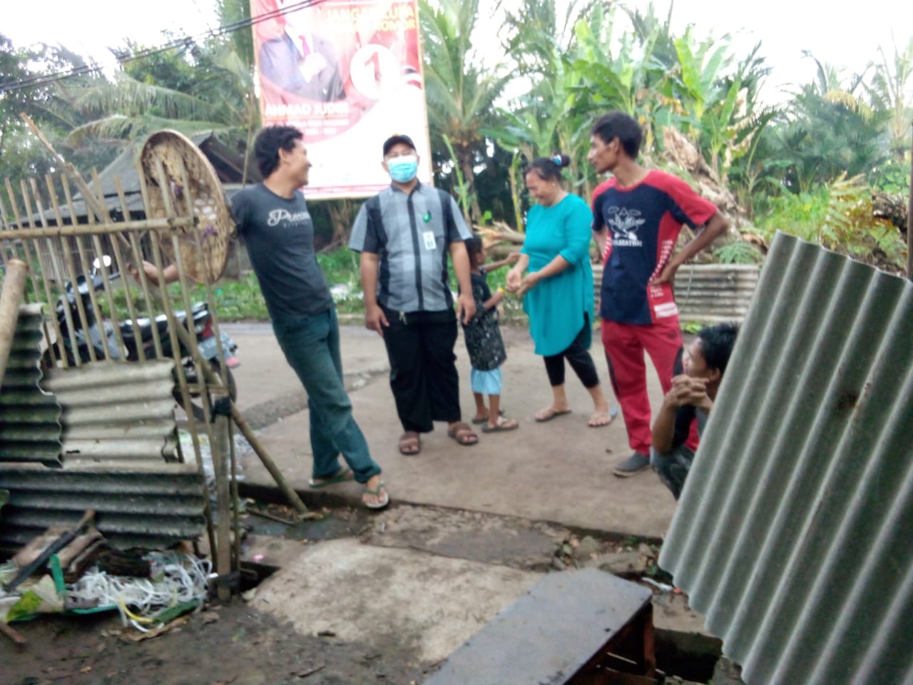 Plt.Kepala desa Pangkat Kunjungi lokasi Pohon Tumbang yang menimpa rumah Sayuti