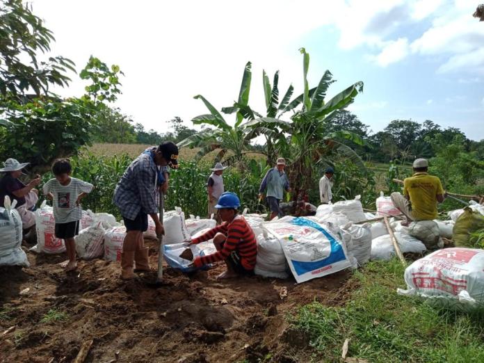 Warga Gotong Royong, Lahan Pertanian Longsor