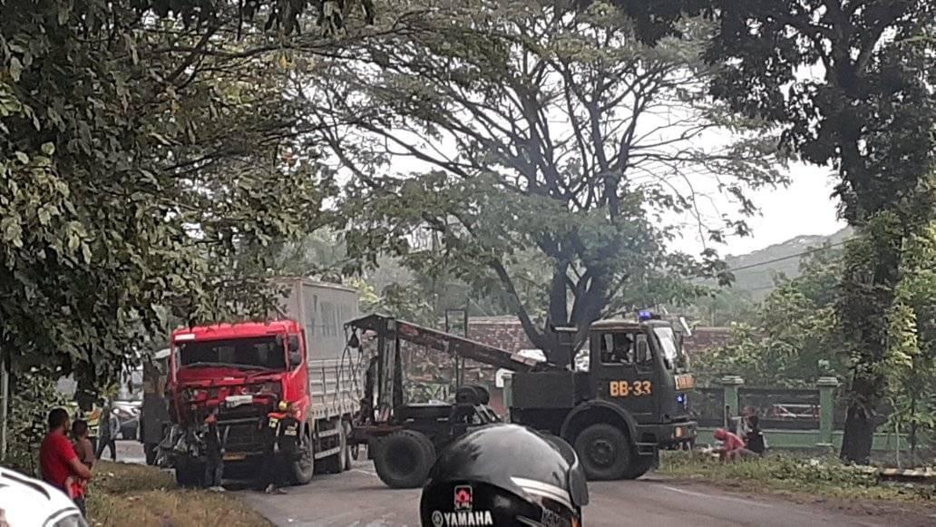 Mendahului Tanpa Haluan, Hantam Tronton Dua Bus Terguling