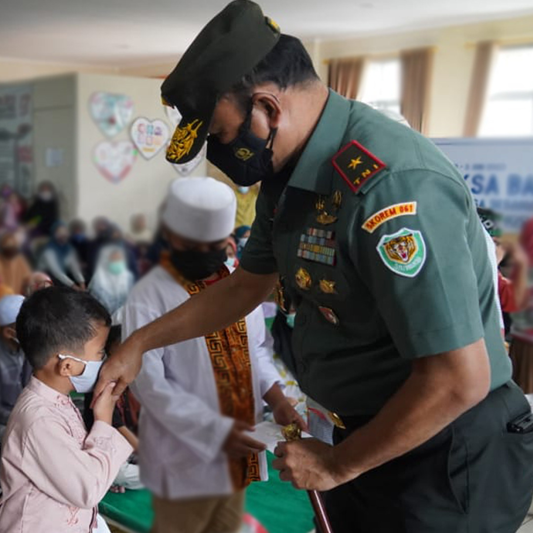 Giat Jum’at Berkah, Danrem 061/SK berikan Bantuan Sembako dan Tali Asih Kepada Anak Yatim serta Kaum Jom