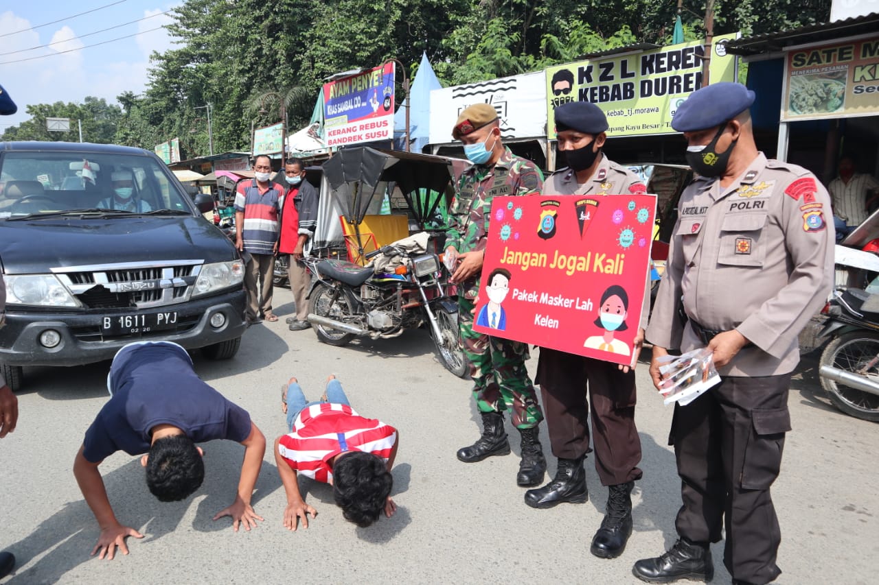 Sinergitas TNI dan Polri Berikan Himbauan Prokes Serta Giat Disinfeksi