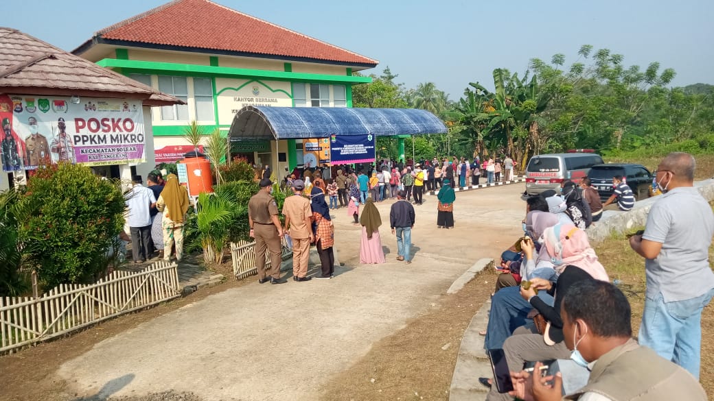 Vaksinasi Gratis di Kecamatan Solear Membludak dan Tidak Menjaga Jarak