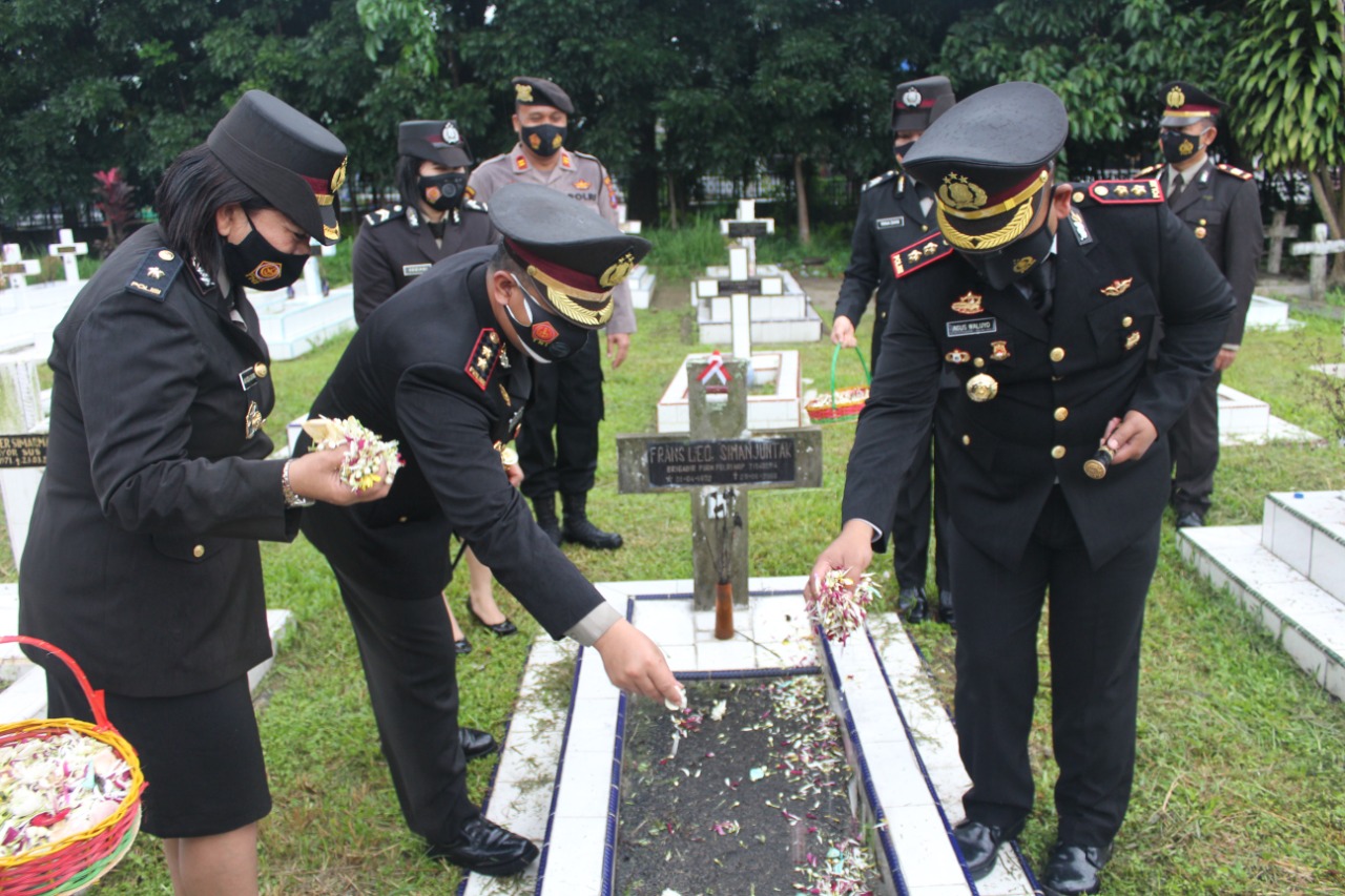 Peringati Hut Bhayangkara Ke 75, Polres Pematangsiantar dan Simalungun Ziarah Ke Taman Makam Pahlawan