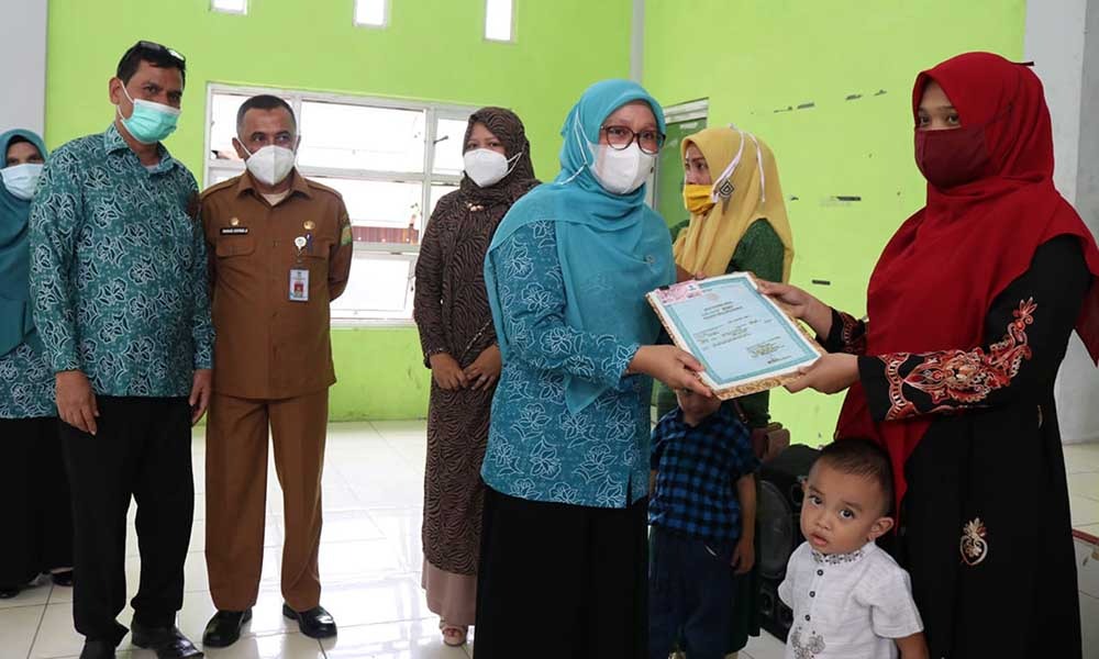 Rahmah Abdullah Serahkan 66 Keping KIA Secara Simbolis di Kecamatan Indrapuri