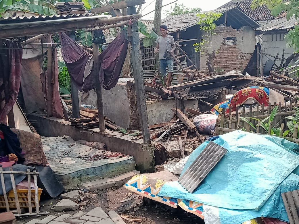 Tak Ada Angin Tak Ada Hujan, Rumah janda beranak 4 di Pasir Rampo Kresek Roboh seketika