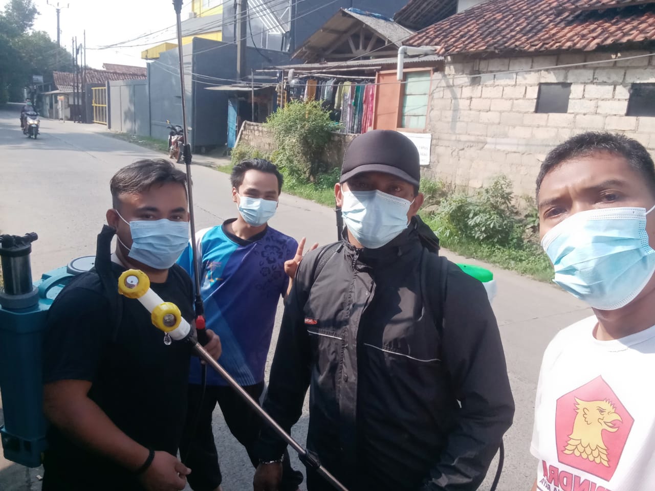 Dalam Rangka PPKM Desa Sanja Bogor Melakukan Penyemprotan Disinfektan Tingkat RW