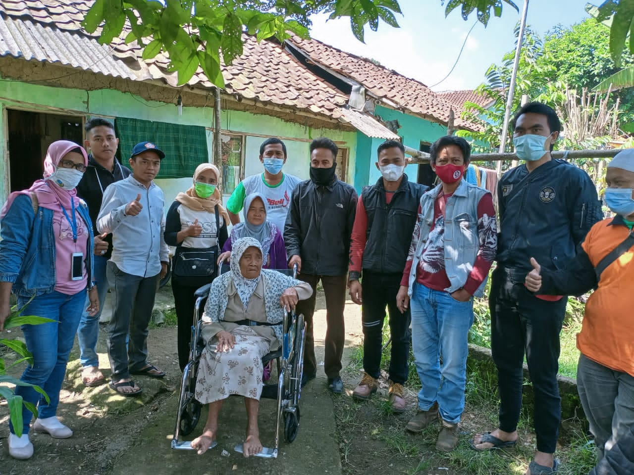 Relawan Sosial Komunitas Bogor Barat dan MPB Salurkan Paket Bantuan Kursi Roda Kepada Lansia