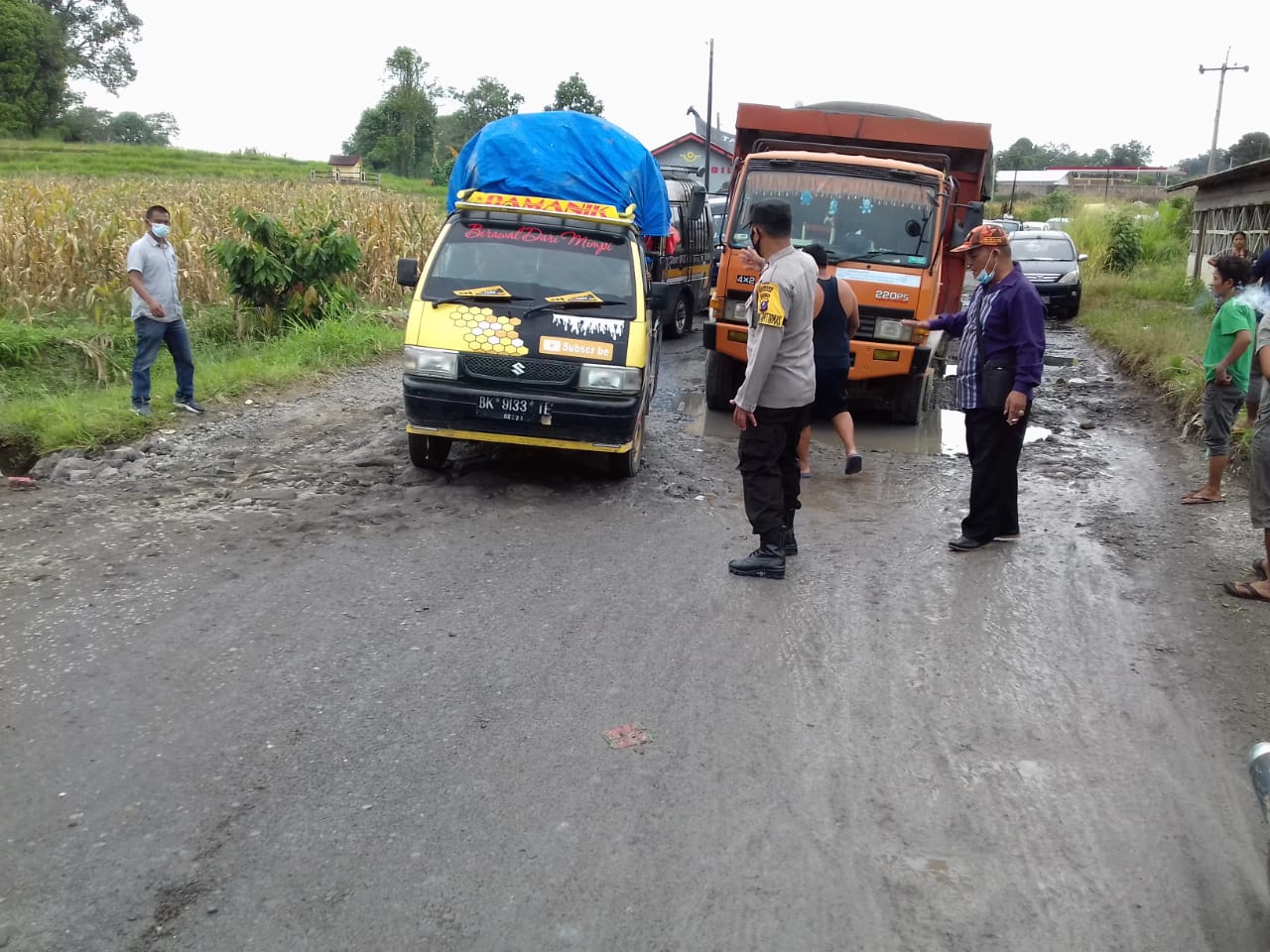 Jalan Siantar Saribudolok Rusak Parah, Hingga Menimbulkan Kemacetan