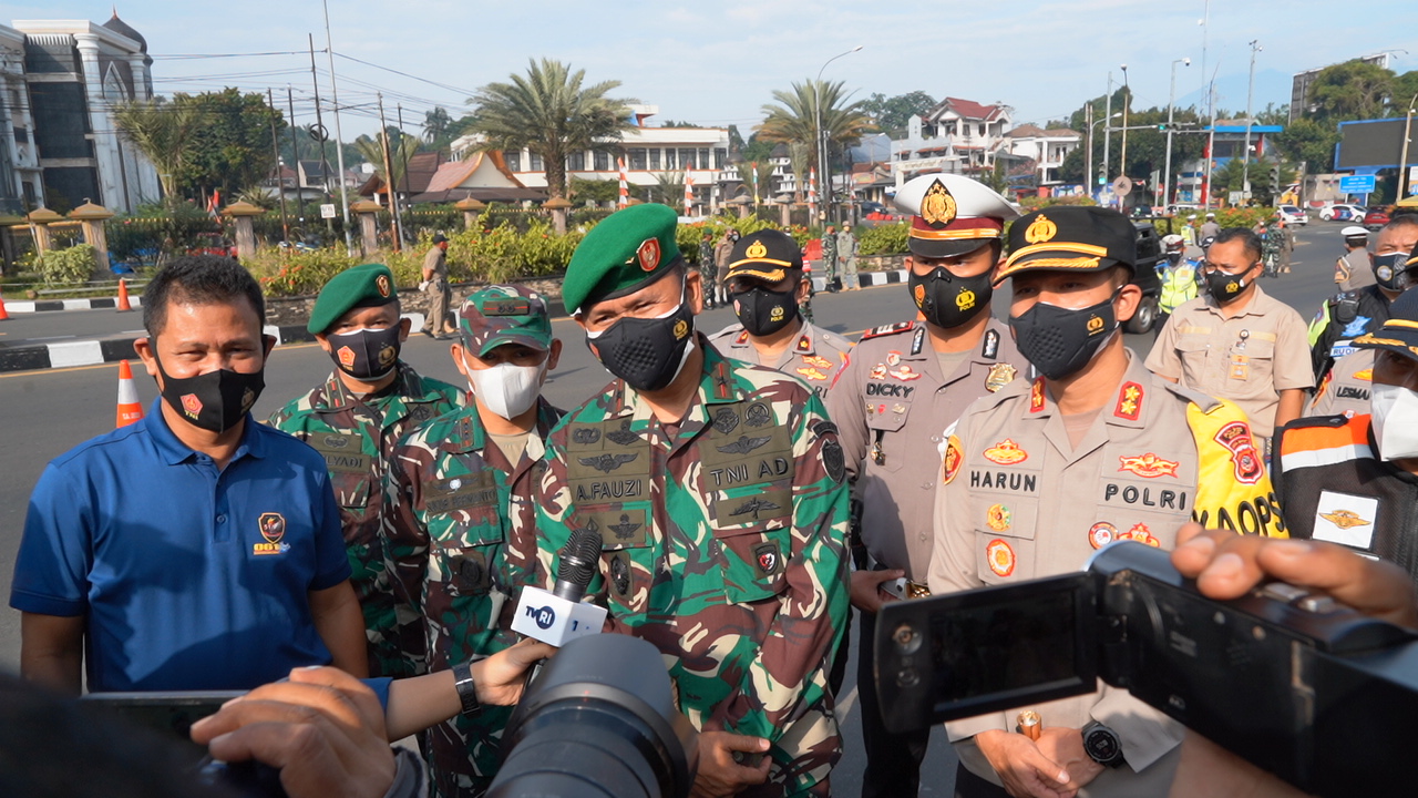 Mengurangi Mobilitas di Wilayah Puncak, Aparat gabungan TNI-POLRI dan Satpol PP Lalukan Penyekatan di Simpang 