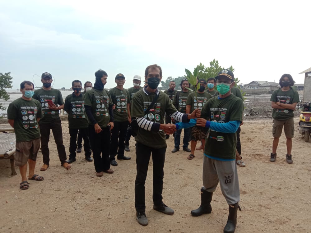 Aktivis Lingkungan dan Wartawan dari JNI Tanam Mangrove Bersama di Pulau Cangkir