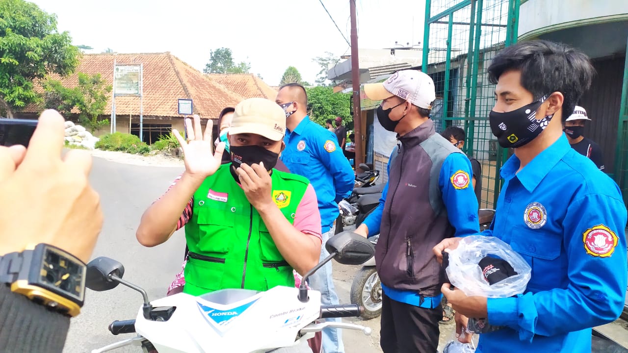 Karang Taruna Desa Pamijahan Bersama Pemdes Sosialisasikan Prokes turun ke Jalan