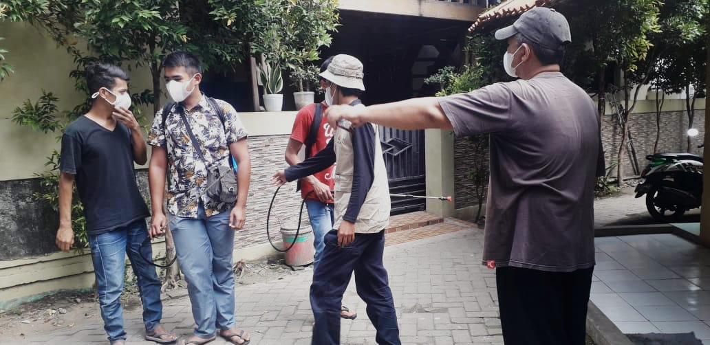 Cegah Penyebaran Virus COVID-19, Warga dan Pemuda Sepatan Lakukan Penyemprotan Disinfektan