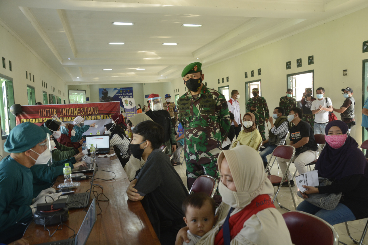 Danrem 061/SK Bersama Walikota Bogor Pantau Pelaksanaan Vaksinasi Covid-19 di Yonif 315/Grd