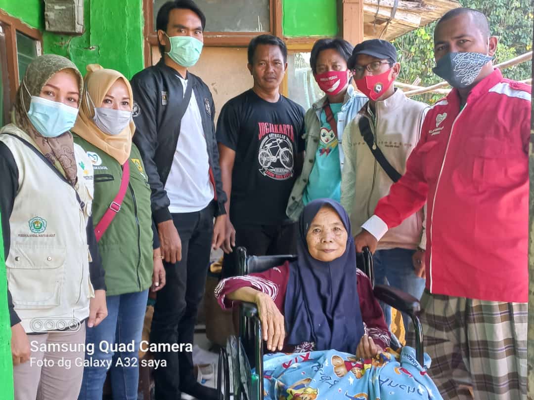 Yayasan Anantha Rahardja Berikan Bantuan Kursi Roda Kepada Lansia di Leuwiliang Bogor