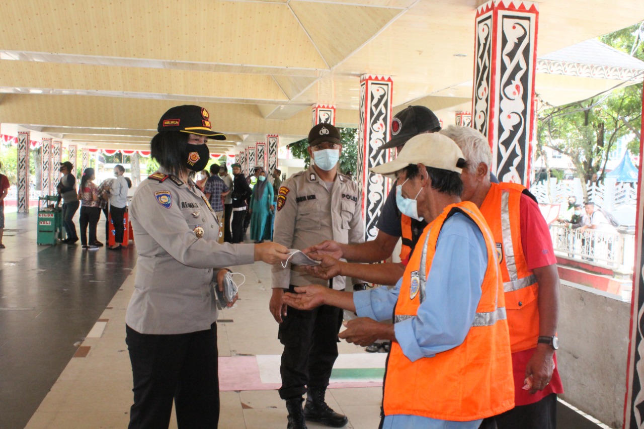 Kapolres Pematangsiantar Salurkan Bansos dari Kapoldasu ke Pedagang Cilok Keliling dan Petugas Parkir