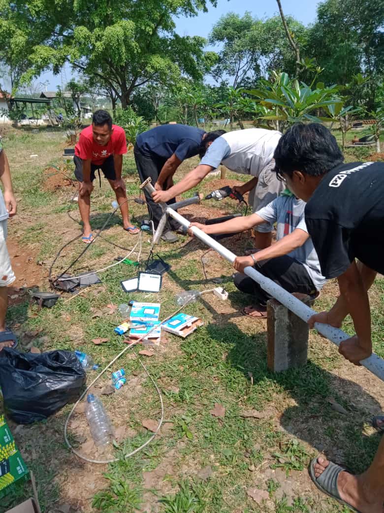 Giat Pemuda 45 Bakti Sosial Pemasangan Lampu Pemakaman Umum