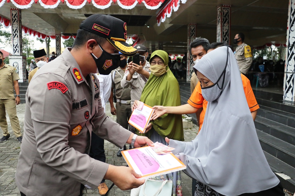 Kapolres Pematangsiantar Bersama Forkopimda Salurkan Bantuan Tahap V Dan VI Secara Simbolis