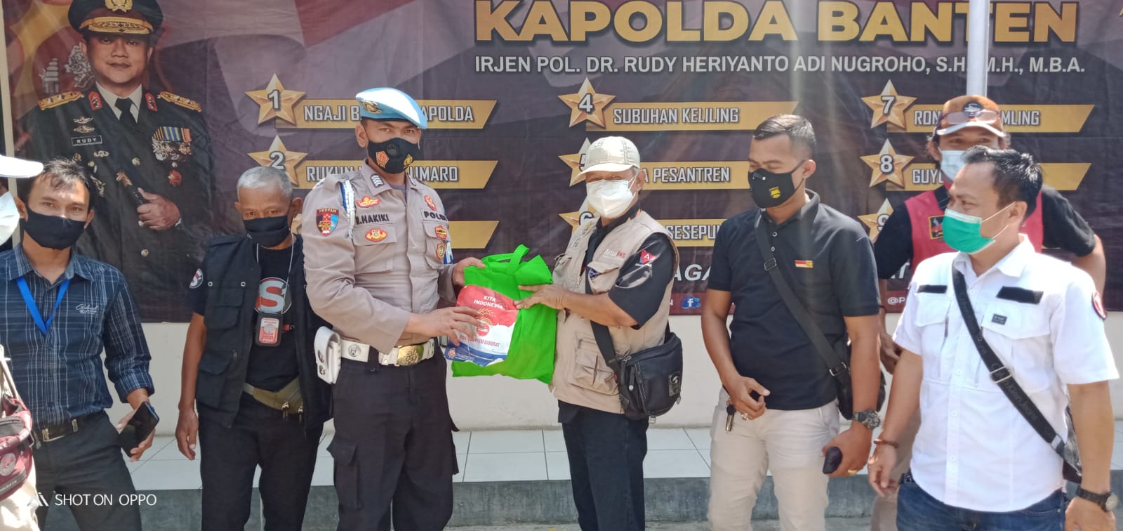 Kegiatan Polsek Cisoka Bertajuk ” Kita Indonesia ” Dalam Rangka Bantuan PPKM Darurat Bersama Awak 