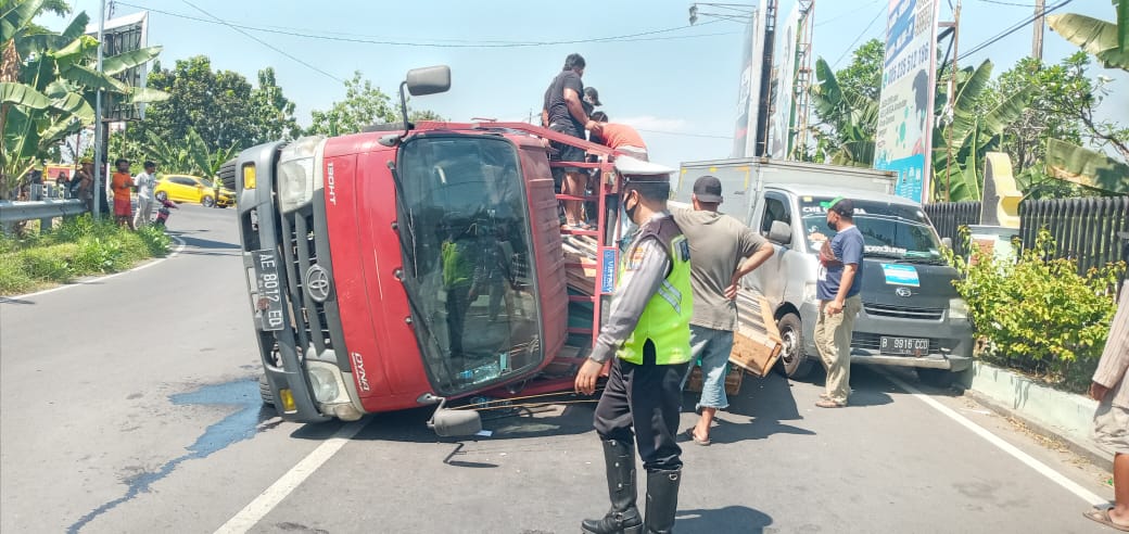 Ugal ugalan, Truk Tabrak Mobil Boks Logistik Medis