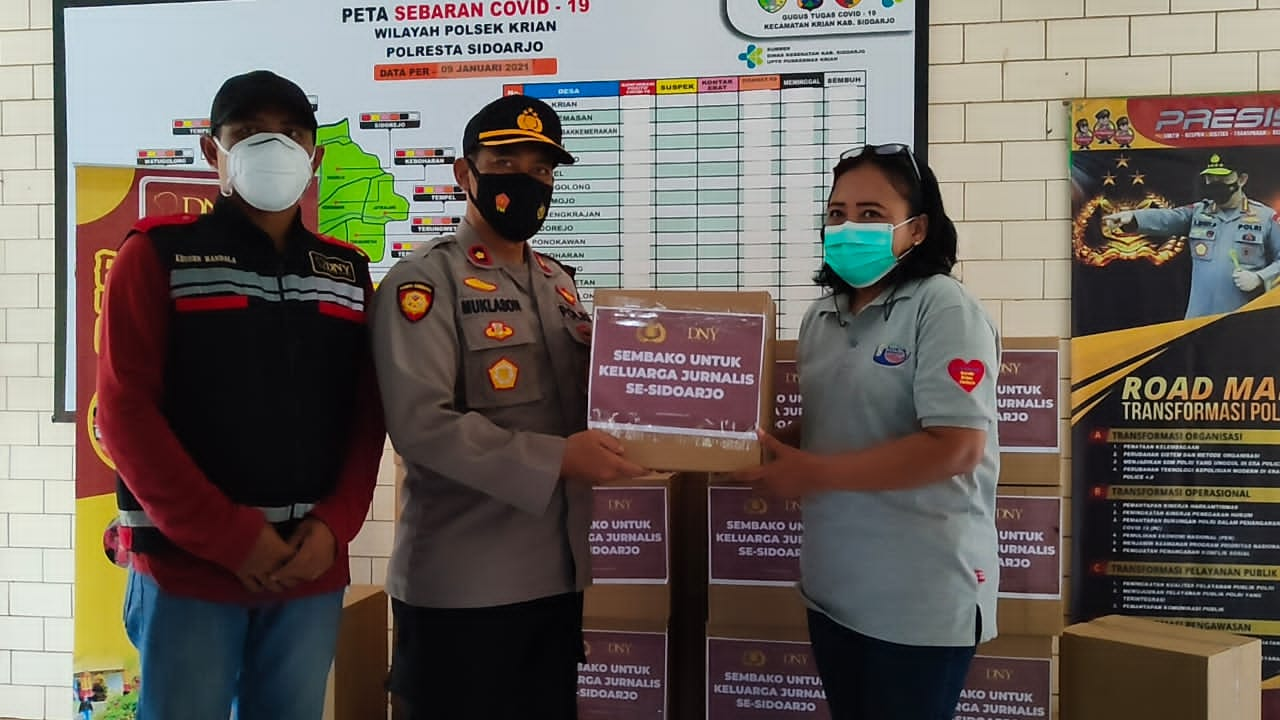 Kapolsek Krian Bagikan Sembako untuk Keluarga Jurnalis