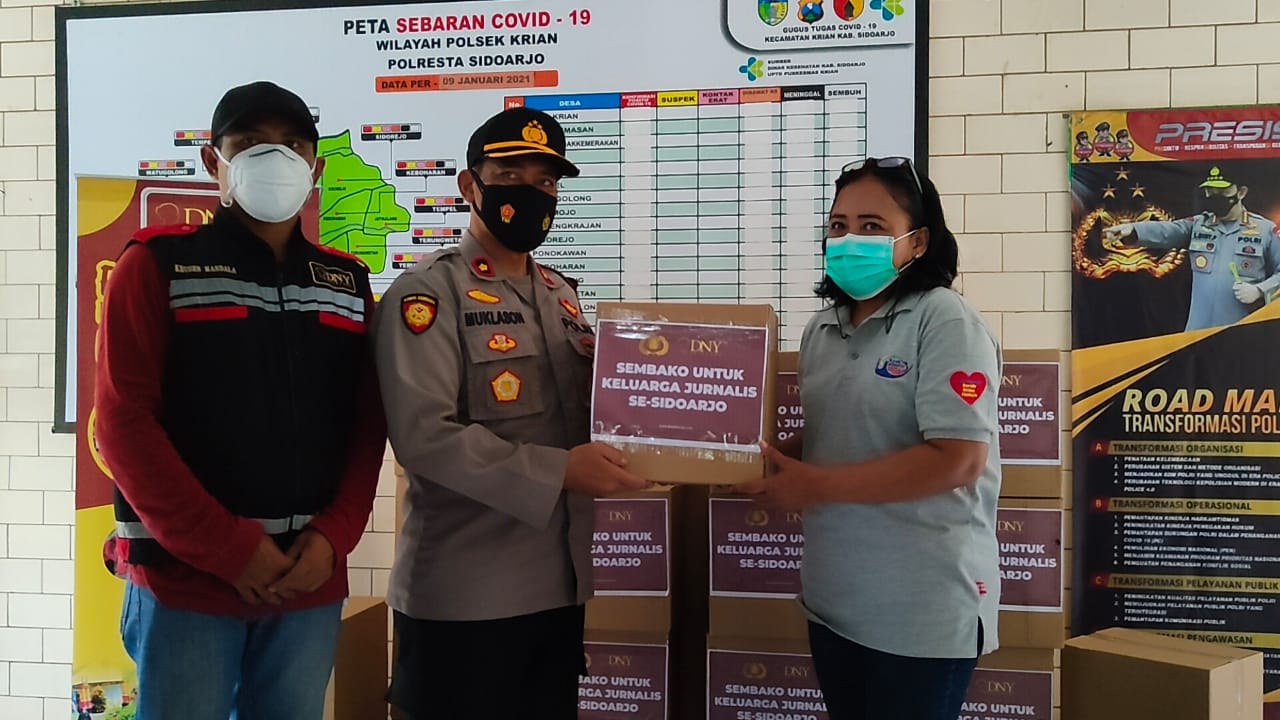 Kapolsek Krian Bagikan Sembako Kepada Jurnalis MMP