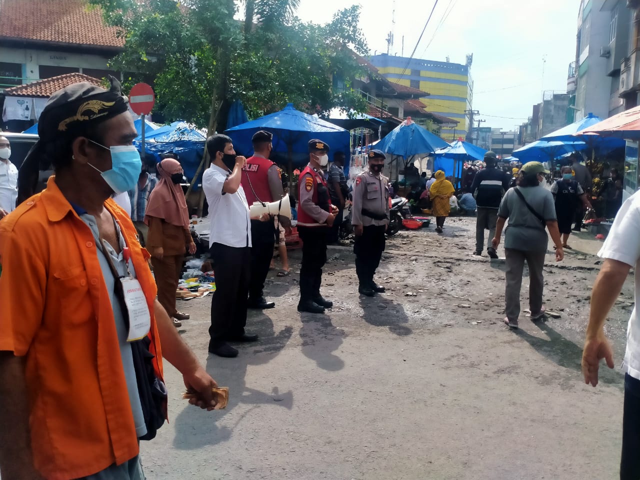 Ops Yustisi PPKM Level 4, Brimob Poldasu Gencarkan Himbauan dan Teguran Kepada Pemilik Usaha