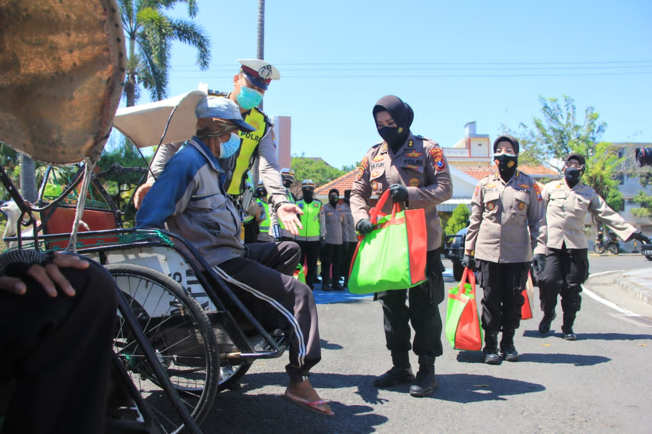 Bakti Sosial Polwan Polrestabes Surabaya Bagikan Sembako ke Warga