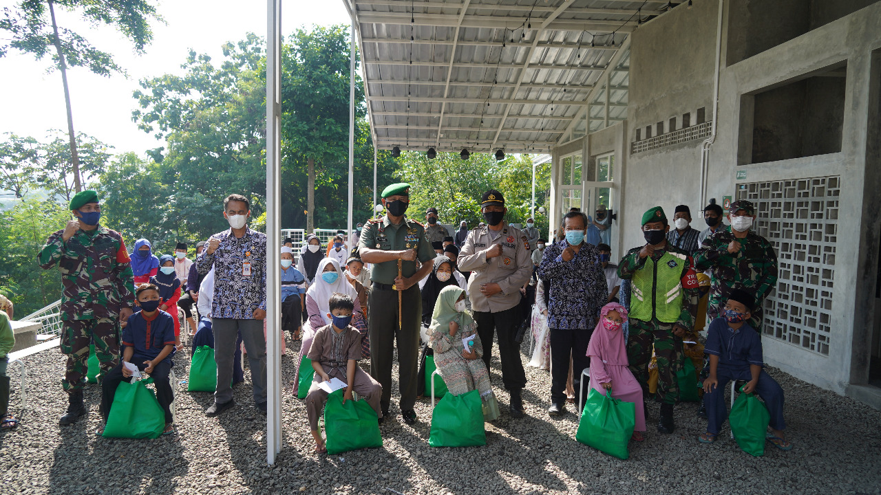 Laksanakan Kegiatan Jum’at Berkah yang ke 27 Kali, Danrem 061/SK Mengunjungi Wilayah Bogor Barat 