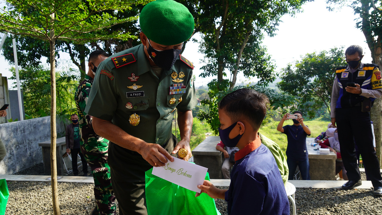 Kegiatan Jumat Berkah, Danrem 061/SK Turun Langsung Berikan Bantuan Kepada Warga Yang Tidak Mampu