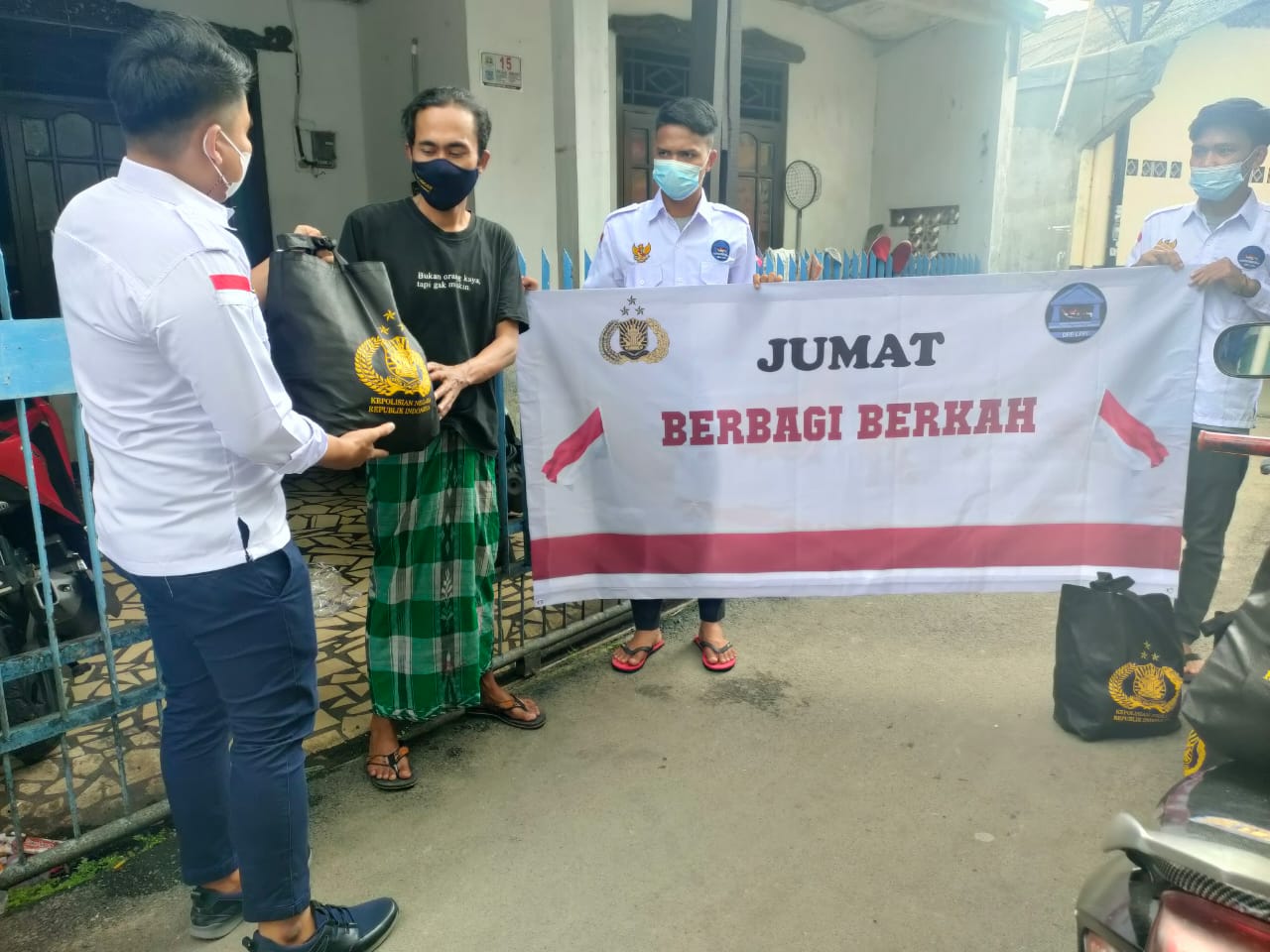 DPP LPPI Gandeng Polri Dalam Jum’at Berbagi Berkah salurkan Bansos Kepada Warga