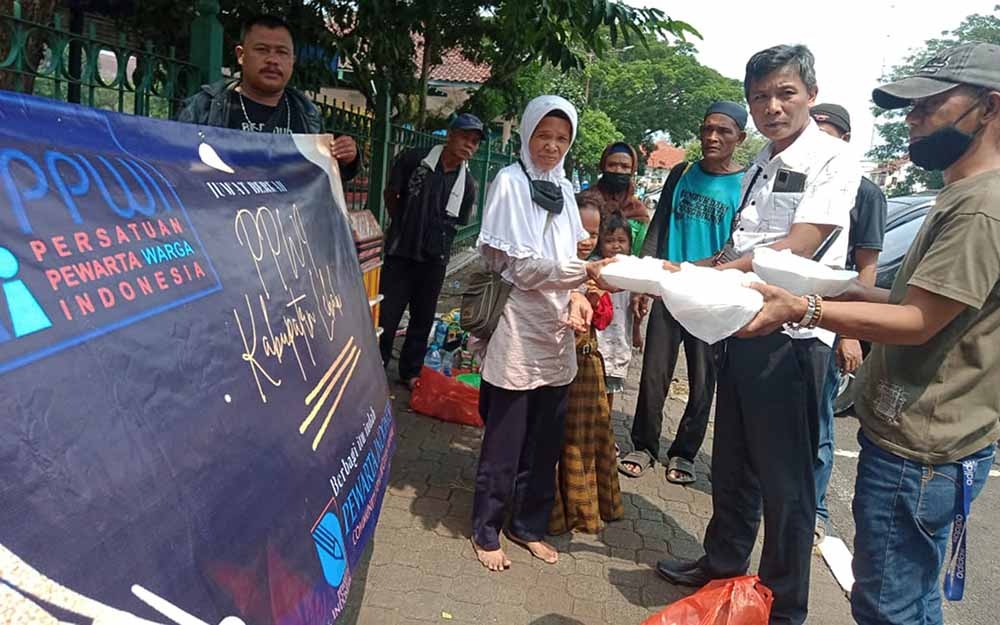 Gandeng Ormas SKS, PPWI Lebak Gelar Aksi Sosial Bagi-bagi Nasi Kotak