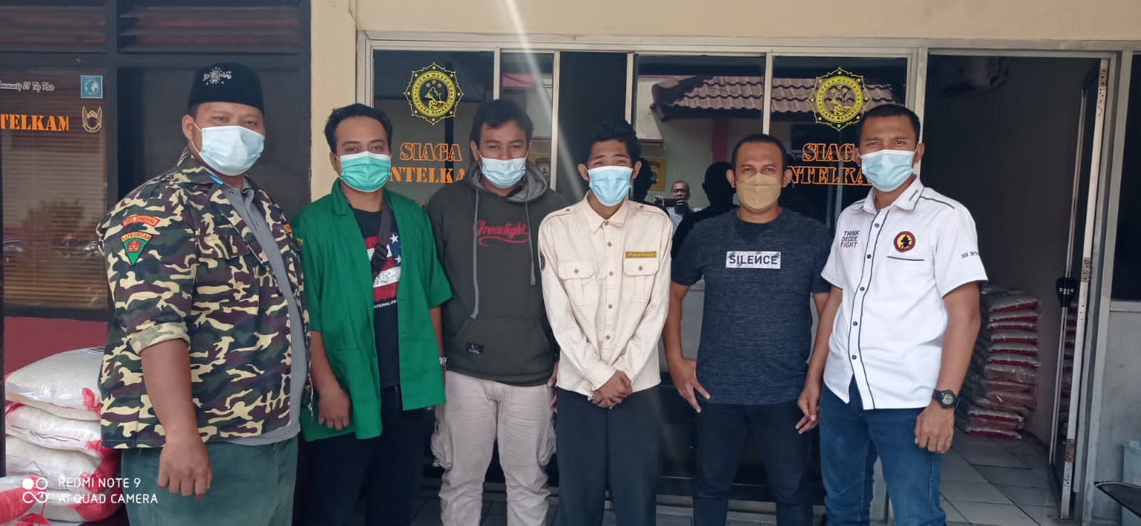 Polresta Tangerang Memberikan Bantuan Beras Kepada Dapur Solidaritas Untuk Warga Yang Terdampak Pandemi Covid-