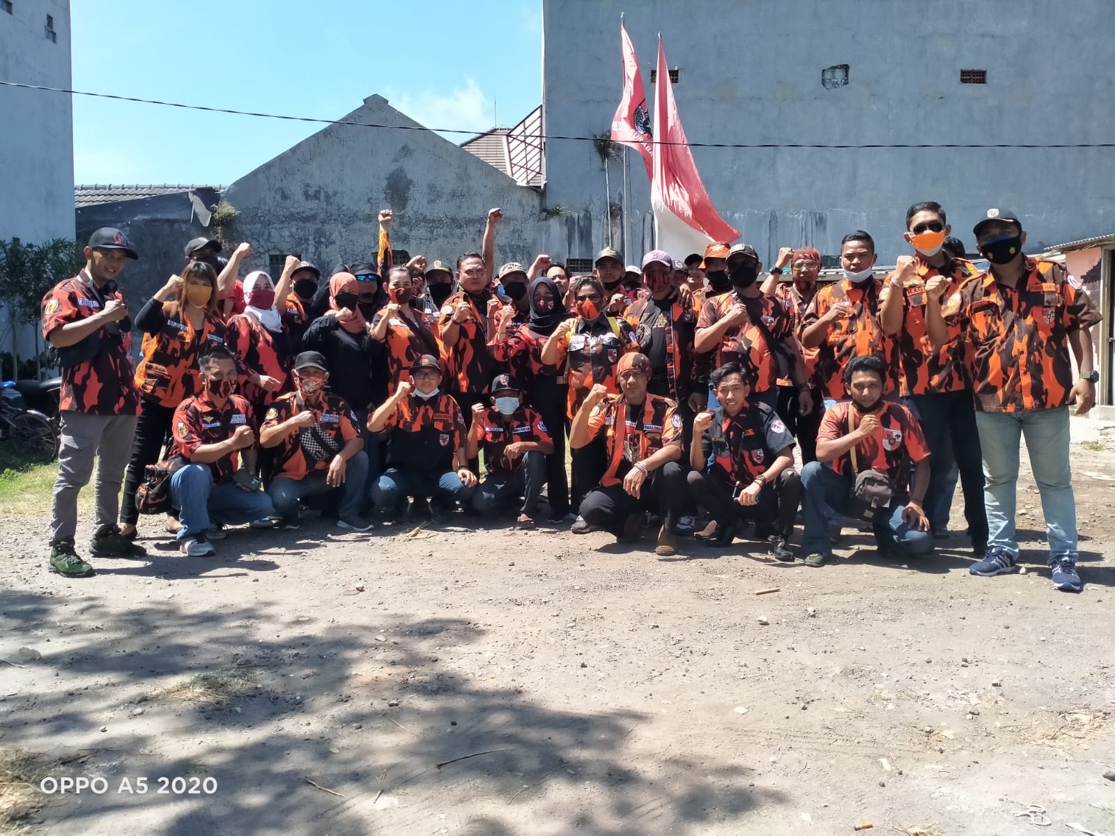 Pemuda Pancasila Gunung Anyar Melaksanakan Giat Penyemprotan Disinfektan di Wilayahnya